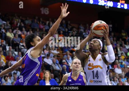 12 giugno 2014 - Uncasville, Connecticut, Stati Uniti - 12 giugno 2014: Kelsey Bone (14) e Candice Dupree (4) attaccante del Connecticut Sun e Phoenix Mercury in azione durante la partita di basket WNBA tra il Connecticut Sun e Phoenix Mercury alla Mohegan Sun Arena. Il Connecticut sconfisse Phoenix 96-95. Anthony Nesmith/CSM(immagine di credito: © Anthony Nesmith/Cal Sport Media/ZUMAPRESS.com) Foto Stock