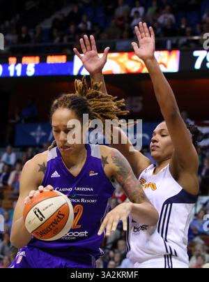 12 giugno 2014 - Uncasville, Connecticut, Stati Uniti - 12 giugno 2014: Centro di Phoenix Mercury Brittney Griner (42) e attaccante del Connecticut Sun Alyssa Thomas (25) in azione durante la partita di basket WNBA tra il Connecticut Sun e Phoenix Mercury alla Mohegan Sun Arena. Il Connecticut sconfisse Phoenix 96-95. Anthony Nesmith/CSM(immagine di credito: © Anthony Nesmith/Cal Sport Media/ZUMAPRESS.com) Foto Stock