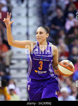 12 giugno 2014 - Uncasville, Connecticut, Stati Uniti - 12 giugno 2014: La guardia di Phoenix Mercury Diana Taurasi (3) segnala una giocata durante la prima metà della partita di basket WNBA tra il Connecticut Sun e Phoenix Mercury alla Mohegan Sun Arena. Il Connecticut sconfisse Phoenix 96-95. Anthony Nesmith/CSM(immagine di credito: © Anthony Nesmith/Cal Sport Media/ZUMAPRESS.com) Foto Stock