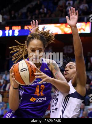 12 giugno 2014 - Uncasville, Connecticut, Stati Uniti - 12 giugno 2014: Centro di Phoenix Mercury Brittney Griner (42) e attaccante del Connecticut Sun Alyssa Thomas (25) in azione durante la partita di basket WNBA tra il Connecticut Sun e Phoenix Mercury alla Mohegan Sun Arena. Il Connecticut sconfisse Phoenix 96-95. Anthony Nesmith/CSM(immagine di credito: © Anthony Nesmith/Cal Sport Media/ZUMAPRESS.com) Foto Stock