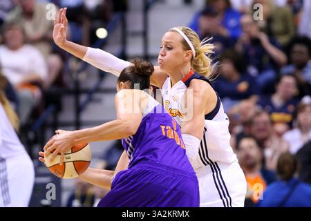 12 giugno 2014 - Uncasville, Connecticut, Stati Uniti - 12 giugno 2014: Katie Douglas (23) difende Diana Taurasi (3) della guardia solare del Connecticut durante la seconda metà della partita di basket WNBA tra il Connecticut Sun e Phoenix Mercury alla Mohegan Sun Arena. Il Connecticut sconfisse Phoenix 96-95. Anthony Nesmith/CSM(immagine di credito: © Anthony Nesmith/Cal Sport Media/ZUMAPRESS.com) Foto Stock