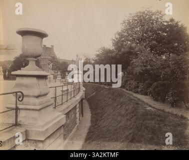 La fotografia di Atget del 1911-12 raffigura le "Fosses du Jardin" nei Giardini delle Tuileries. L'immagine cattura il layout storico e il design dei pozzi del giardino, aggiungendo profondità al paesaggio visivo. Foto Stock