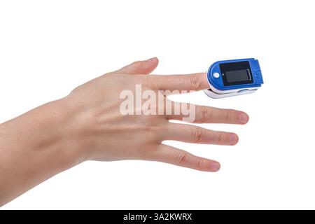 Un'immagine ravvicinata della mano di una persona con un pulsossimetro blu e bianco agganciato sulla punta delle dita Foto Stock