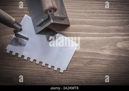 La parte anteriore ad angolo singolo e lo stucco in acciaio spruzzano sul legno Foto Stock