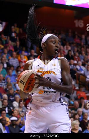 13 giugno 2014 - Uncasville, Connecticut, Stati Uniti - 12 giugno 2014: L'attaccante del Connecticut Sun Chiney Ogwumike (13) afferra un rimbalzo durante la prima metà della partita di basket WNBA tra il Connecticut Sun e Phoenix Mercury alla Mohegan Sun Arena. Il Connecticut sconfisse Phoenix 96-95. Anthony Nesmith/CSM(immagine di credito: © Anthony Nesmith/Cal Sport Media/ZUMAPRESS.com) Foto Stock