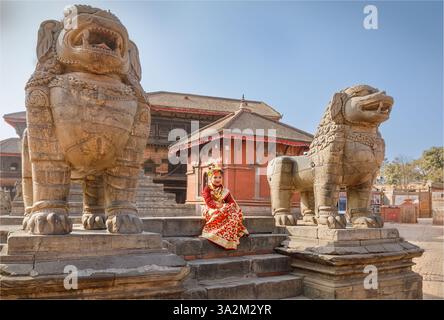 Dunbar Square, Bhaktapur, Nepal - 10 febbraio 2025 - Un bambino vestito tradizionalmente sedeva in Dunbar Square essendo la Dea vivente Kumani Foto Stock
