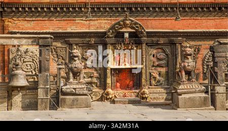 Bhaktapur, Nepal - 10 febbraio 2025 - Un santuario buddista molto usato in Dunbar Square Nepal Foto Stock