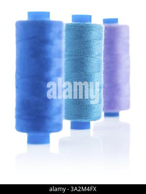 Fila di tre bobine da cucire Foto Stock