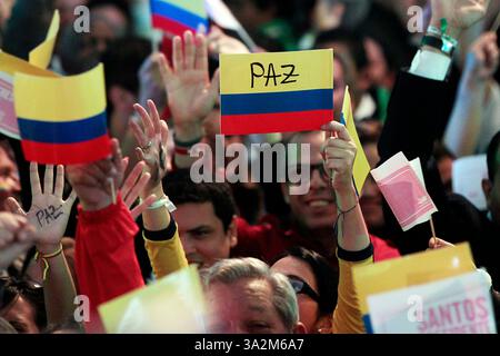 15 giugno 2014 - Bogotà, Cundinamarca, Colombia - Bogotà, Colombia 15 de junio de 2014. Seguidores de Juan Manuel Santos, candidato por el partido de la U a la presidencia de Colombia, Celebran en la sede de su partido los frattados que lo dejan como ganador en segunda vuelta tras derrotar en las urnas a Oscar Ivan Zuluaga del partido Centro Democratico. Foto / Carlos Ortega / CEET (immagine di credito: © El Tiempo/GDA/ZUMAPRESS.com) Foto Stock