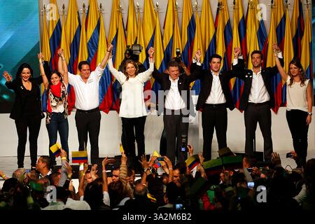 15 giugno 2014 - Bogotà, Cundinamarca, Colombia - Bogotà, Colombia 15 de junio de 2014. El candidato por el partido de la Unidad Nacional a la presidencia de Colombia, Juan Manuel Santos, celebra junto a sus seguidores y familiares tras lograr ser reelegido en segunda vuelta y derrotar en las urnas a Oscar Ivan Zuluaga del partido Centro Democratico. Foto / Carlos Ortega / CEET (immagine di credito: © El Tiempo/GDA/ZUMAPRESS.com) Foto Stock
