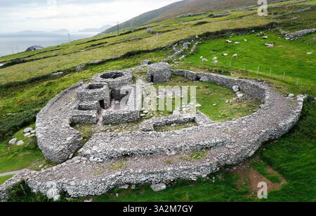 Beehive Huts e cashel conosciuto come Caherconnor. Parte del gruppo Fahan di antichi insediamenti clochan sulla penisola di Dingle, nella contea di Kerry, 4 km a ovest di Ventry Foto Stock