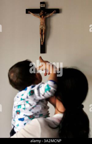 18 giugno 2014 - Bogota, Cundinamarca, Colombia - OJO FOTOS EN CLARO OSCURO PARA PROTECCION DE LA IDENTIDAD. Bogotà, Colombia 18 de junio de 2014. Desmovilizada de las FARC. Foto / Carlos Ortega / CEET (immagine di credito: © El Tiempo/GDA/ZUMAPRESS.com) Foto Stock