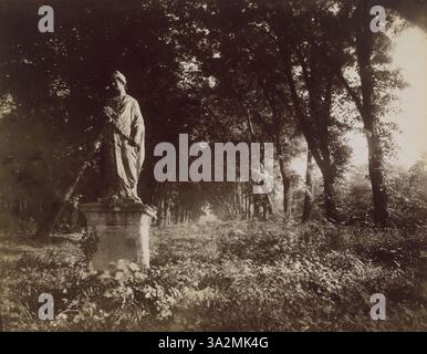 Questa fotografia del 1925 offre uno sguardo sulle strade di Sceaux. L'uso esperto della luce da parte di Atget contrasta con i dettagli architettonici della zona, dando all'immagine una sensazione di profondità storica. Foto Stock