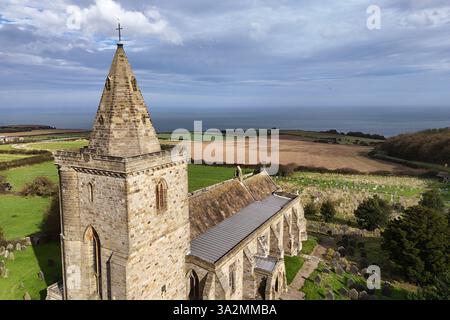 Vista aerea della chiesa di Sant'Osvaldo, Lythe. North Yorkshire Foto Stock