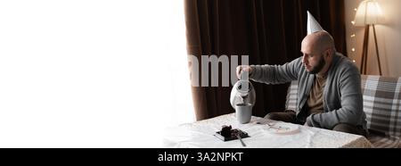 Compleanno di un uomo solo nel salotto di casa Foto Stock