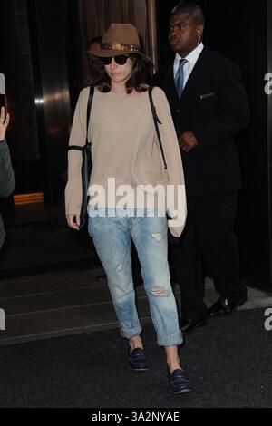 12 agosto 2014 - New York, NY, USA - 12 agosto 2014 New York City..Lizzy Caplan lascia il suo SoHo Hotel a New York City il 12 agosto 2014 (immagine di credito: © Kristin Callahan - Ace Pictures/Ace Pictures/ZUMA Wire) Foto Stock