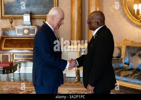 Re Carlo III tiene un'udienza con Sir Errol Charles Governatore generale di Santa Lucia. Sua Maestà lo investì con l'insegna di Cavaliere di Gran Croce del più illustre ordine di San Michele e San Giorgio a Buckingham Palace, Londra. Data foto: Giovedì 13 marzo 2025. Foto Stock