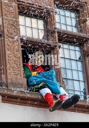 Rathaussturm am Schmutzigen Donnerstag zum Auftakt der Fasnacht a Friburgo. Hexen sitzen in den Fensterboegen des Alten Rathauses nach der Entmachtung des Buergermeisters. *** Storming del municipio il giovedì sporco per dare il via al carnevale a Friburgo le streghe siedono negli archi delle finestre del Municipio Vecchio dopo la rimozione dei sindaci dal potere Foto Stock