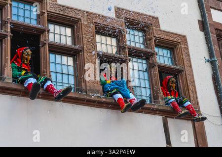 Rathaussturm am Schmutzigen Donnerstag zum Auftakt der Fasnacht a Friburgo. Hexen sitzen in den Fensterboegen des Alten Rathauses nach der Entmachtung des Buergermeisters. *** Storming del municipio il giovedì sporco per dare il via al carnevale a Friburgo le streghe siedono negli archi delle finestre del Municipio Vecchio dopo la rimozione dei sindaci dal potere Foto Stock