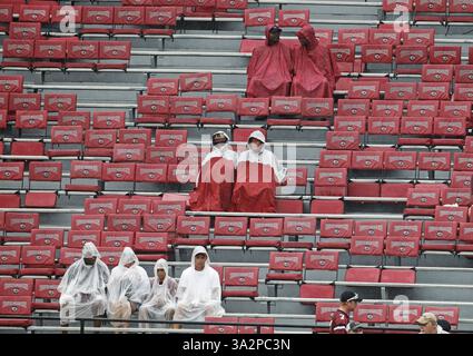 13 settembre 2014 - Columbia, SC, USA - i tifosi aspettano un ritardo meteo e l'inizio della partita dei Gamecocks contro la Georgia al Williams-Brice Stadium, sabato 13 settembre 2014 a Columbia, S.C. (Credit Image: © Gerry Melendez/MCT/ZUMA Wire) Foto Stock