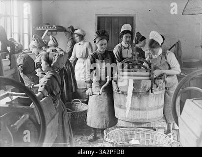 Ministero delle informazioni Prima Guerra Mondiale Raccolta ufficiale Raid scioccato ragazze che lavorano nel servizio lavanderia della scuola Llangattack, Kitchener patrimonio, Chailey. Foto Stock