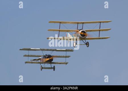 Bremont Great War display Team, replica Fokker DR1 Triplane, Royal Aircraft Factory BE2c in volo Foto Stock