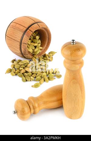 Cialde di cardamomo essiccate organiche e agitatore in legno (macinapepe) isolato su sfondo bianco. collage. Foto verticale. Foto Stock