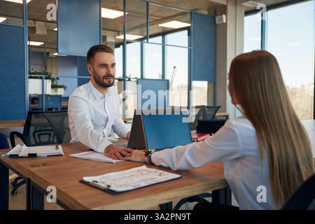 In amore, tenendosi per mano. Uomini e donne lavorano in ufficio. Foto Stock