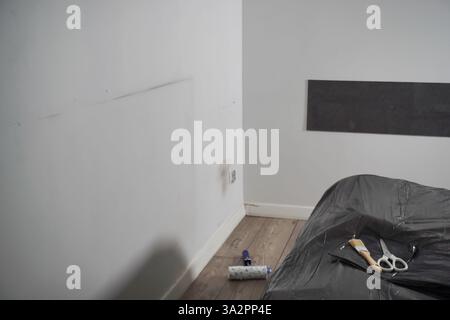 bianco sporco, grasso, pareti macchiate prima di ristrutturare la camera. coperti in alcuni punti degli spazi interni che necessitano di ristrutturazione Foto Stock