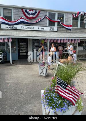 Le decorazioni rosse bianche e blu sono appese al mercato dei grandi magazzini il 4 luglio mentre le persone si godono le loro vacanze estive a Nantucket Foto Stock