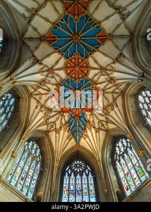 Vista del soffitto decorato sopra il coro, interno dell'abbazia di Tewkesbury, Foto Stock