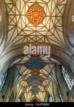 Vista del soffitto decorato sopra il coro, interno dell'abbazia di Tewkesbury, Foto Stock