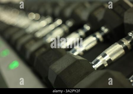 Molti manubri in palestra, primo piano. Attrezzature sportive professionali Foto Stock
