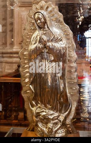 Taxco, Messico - 18 novembre 2024: Vergine Guadalupe argentata realizzata dagli artigiani Taxco de Alarcon nella storica chiesa di Santa Prisca. Foto Stock