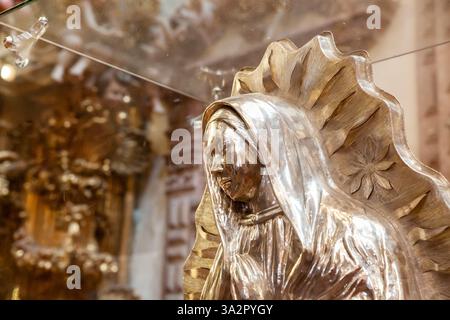 Taxco, Messico - 18 novembre 2024: Vergine Guadalupe argentata realizzata dagli artigiani Taxco de Alarcon nella storica chiesa di Santa Prisca. Foto Stock