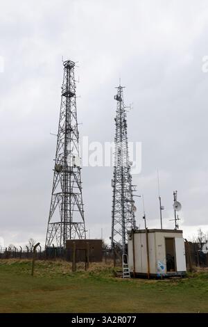 Alberi di telecomunicazione a Cleeve Hill, vicino a Cheltenham, Gloucestershire, Inghilterra. - 13 marzo 2025 foto di Andrew Higgins/©Thousand Word Media Ltd Foto Stock