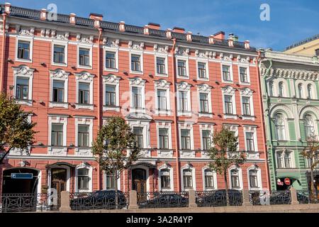 Una fila di splendidi edifici storici a San Pietroburgo vanta intricate facciate sotto un cielo azzurro limpido in una vivace scena urbana. Foto Stock