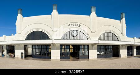 Lisbona, Portogallo, Europa - 13 gennaio 2025: Vista panoramica esterna del terminal dei traghetti Terreiro do Paco a Lisbona. Foto Stock