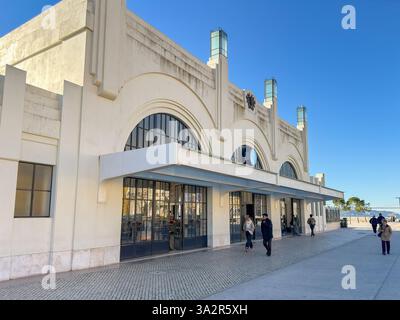 Lisbona, Portogallo, Europa - 13 gennaio 2025: Vista frontale esterna del terminal dei traghetti Terreiro do Paco a Lisbona. Foto Stock