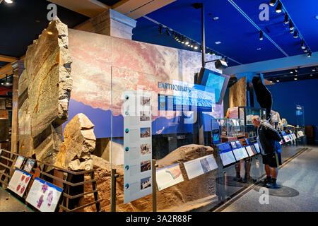 American Museum of Natural History Gottesman Hall New York City // NEW YORK CITY, Stati Uniti — la Gottesman Hall of Planet Earth presso l'American Museum of Natural History mette in mostra formazioni geologiche e principi della scienza della terra. La mostra permanente presenta esemplari di roccia, esposizioni interattive che spiegano i processi geologici e modelli che dimostrano la struttura e i sistemi della Terra. Situata nell'Upper West Side di Manhattan, questa sala fa parte del Rose Center for Earth and Space del museo, che fornisce un'educazione completa sulle scienze planetarie e geologiche. Foto Stock