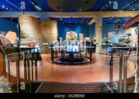 Gottesman Hall of Planet Earth New York City // NEW YORK CITY, Stati Uniti — la Gottesman Hall of Planet Earth all'American Museum of Natural History mette in mostra formazioni geologiche e principi della scienza della terra. La mostra permanente presenta esemplari di roccia, esposizioni interattive che spiegano i processi geologici e modelli che dimostrano la struttura e i sistemi della Terra. Situata nell'Upper West Side di Manhattan, questa sala fa parte del Rose Center for Earth and Space del museo, che fornisce un'educazione completa sulle scienze planetarie e geologiche. Foto Stock