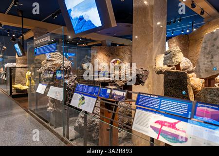 American Museum of Natural History Gottesman Hall New York City // NEW YORK CITY, Stati Uniti — la Gottesman Hall of Planet Earth presso l'American Museum of Natural History mette in mostra formazioni geologiche e principi della scienza della terra. La mostra permanente presenta esemplari di roccia, esposizioni interattive che spiegano i processi geologici e modelli che dimostrano la struttura e i sistemi della Terra. Situata nell'Upper West Side di Manhattan, questa sala fa parte del Rose Center for Earth and Space del museo, che fornisce un'educazione completa sulle scienze planetarie e geologiche. Foto Stock