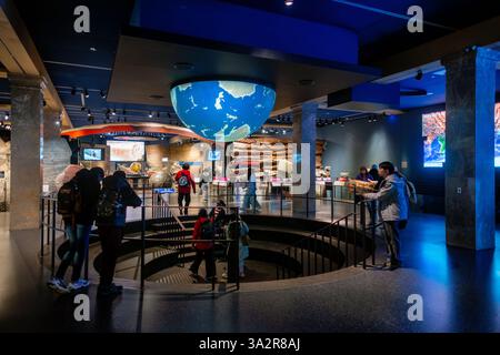 Gottesman Hall of Planet Earth New York City // NEW YORK CITY, Stati Uniti — la Gottesman Hall of Planet Earth all'American Museum of Natural History mette in mostra formazioni geologiche e principi della scienza della terra. La mostra permanente presenta esemplari di roccia, esposizioni interattive che spiegano i processi geologici e modelli che dimostrano la struttura e i sistemi della Terra. Situata nell'Upper West Side di Manhattan, questa sala fa parte del Rose Center for Earth and Space del museo, che fornisce un'educazione completa sulle scienze planetarie e geologiche. Foto Stock