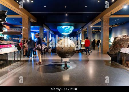 Gottesman Hall of Planet Earth American Museum Natural History New York City // NEW YORK CITY, Stati Uniti — la Gottesman Hall of Planet Earth presso l'American Museum of Natural History mette in mostra formazioni geologiche e principi della scienza della terra. La mostra permanente presenta esemplari di roccia, esposizioni interattive che spiegano i processi geologici e modelli che dimostrano la struttura e i sistemi della Terra. Situata nell'Upper West Side di Manhattan, questa sala fa parte del Rose Center for Earth and Space del museo, che fornisce un'educazione completa sulle scienze planetarie e geologiche. Foto Stock
