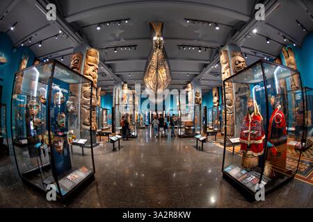 American Museum of Natural History Northwest Coast Hall New York City // NEW YORK CITY, Stati Uniti - la Northwest Coast Hall dell'American Museum of Natural History espone più di 1.000 tesori culturali provenienti da dieci nazioni indigene del Nord-ovest Pacifico. Sviluppata in collaborazione con le comunità native, la galleria rinnovata presenta 67 sculture monumentali alte da 3 a 17 metri, oltre ad altri importanti manufatti culturali. La mostra presenta la cultura materiale di Salish Coast, Gitxsan, Haida, Haíłzaqv, Kwakwaka'wakw, Nuu-chah-nulth, Nuxalk, Łingít/Tlingit, Foto Stock