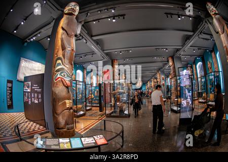 American Museum Of Natural History Northwest Coast Hall New York City | NEW YORK CITY, Stati Uniti — La Northwest Coast Hall dell'American Museum of Natural History mette in mostra più di 1.000 tesori culturali di dieci nazioni indigene del Nordovest del Pacifico. Sviluppata in collaborazione con le comunità native, la galleria rinnovata presenta 67 sculture monumentali che vanno dai 3 ai 17 piedi di altezza insieme ad altri importanti manufatti culturali. La mostra presenta la cultura materiale dei Coast Salish, Gitxsan, Haida, Haíłzaqv, Kwakwaka'wakw, Nuu-chah-nulth, Nuxalk, Łingít/Tlingit, a Foto Stock