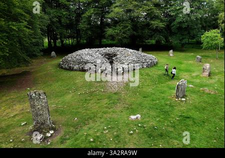 Clava Cairns, Inverness, Scotland. Il passaggio NE grave chambered cairn e il cerchio di pietra. Uno dei numerosi reperti preistorici Età del Bronzo cairns su questo sito Foto Stock