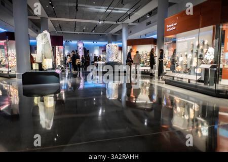 Allison e Roberto Mignone Halls Amethyst Geode New York City // NEW YORK CITY, Stati Uniti — l'interno delle Allison e Roberto Mignone Halls of Gems and Minerals presso l'American Museum of Natural History mostra lo spazio espositivo con l'imponente geode ametista dell'Uruguay visibile sullo sfondo. Riaperto nel giugno 2021 dopo una completa riprogettazione, lo spazio espositivo di 000 metri quadrati ospita più di 5.000 esemplari provenienti da 98 paesi. Le sale rinnovate utilizzano tecniche di illuminazione specializzate e metodi di esposizione moderni per mostrare i minerali e i materiali di fama mondiale dell'istituzione Foto Stock
