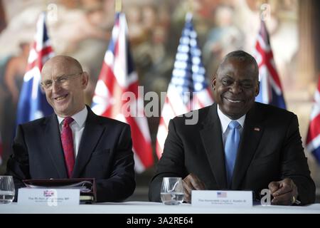 (Da sinistra a destra) il Segretario alla difesa John Healey e il Segretario alla difesa degli Stati Uniti Lloyd Austin in vista della riunione dei Ministri della difesa AUKUS presso l'Old Royal Naval College di Greenwich, Londra. Data foto: Giovedì 26 settembre 2024. Foto Stock
