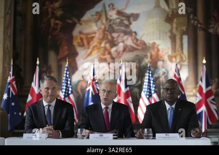 (Da sinistra a destra) il ministro della difesa australiano Richard Marle, il segretario alla difesa John Healey e il segretario alla difesa degli Stati Uniti Lloyd Austin durante la riunione dei ministri della difesa AUKUS presso l'Old Royal Naval College di Greenwich, Londra. Data foto: Giovedì 26 settembre 2024. Foto Stock